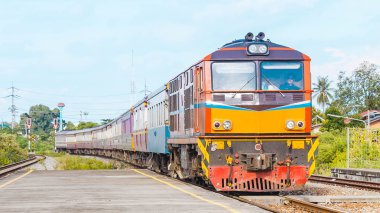 Gece yolcu treni tramvay istasyonu geçiyordu.