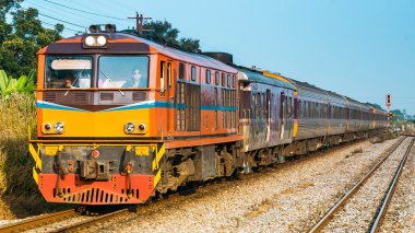 Gece yolcu treni sunurban istasyonu geçiyordu.