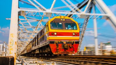 Gece yolcu treni çelik köprü geçiyordu.