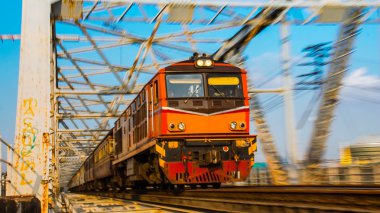 Gece yolcu treni çelik köprü geçiyordu.