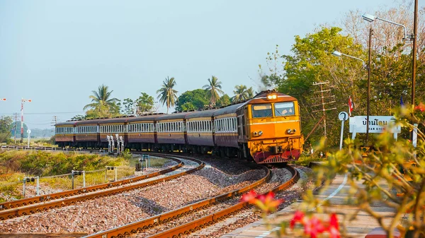 Il treno passeggeri rapido passava attraverso la curva . — Foto Stock