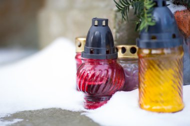 Karda mezar ışıklar