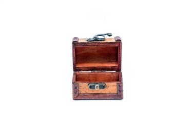 Beyaz arka plan üzerinde tek açık ahşap göğüs