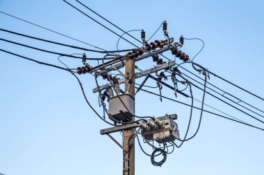 Trafo ve güç hatları üzerinde gökyüzü arka plan üzerinde elektrik direği