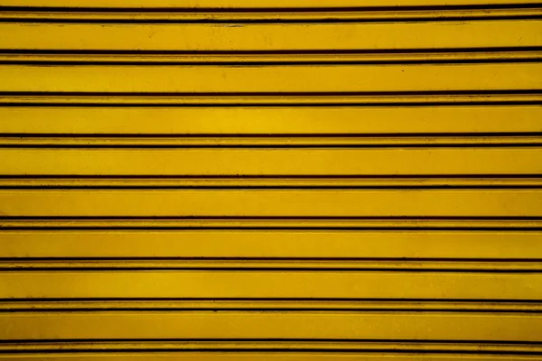 黄鋼ローラ シャッター ドア背景 (h とガレージのドア — ストック写真