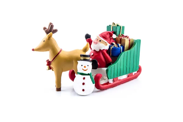 Père Noël en traîneau portant un cadeau avec des rennes et bonhomme de neige — Photo