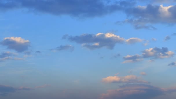 Timelapse de nubes grises, blancas, azules, nubes en movimiento — Vídeo de stock