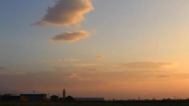 Timelapse turuncu, mavi gökyüzü ile gri bulutlar