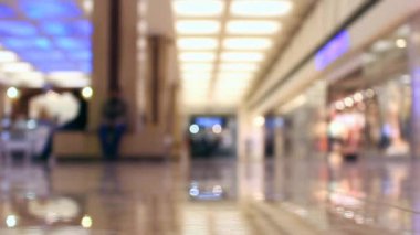 Bir satın alma yapmak için hipermarket içinde insanlar yürürken, insanlar