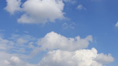 Beyaz, mavi bulutlar Timelapse