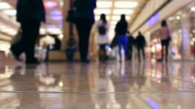 Bir satın alma yapmak için hipermarket içinde insanlar yürürken, insanlar