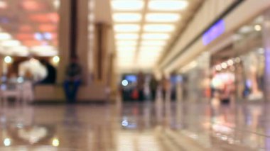 Odak dışında yabancılaşmış bir satın alma yapmak için hipermarket Timelapse insanlar