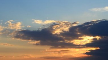 Timelapse günbatımı turuncu, mavi, gri bulutlar ile 