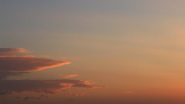 Timelapse solnedgång, orange, grå, fluffigt moln — Stockvideo