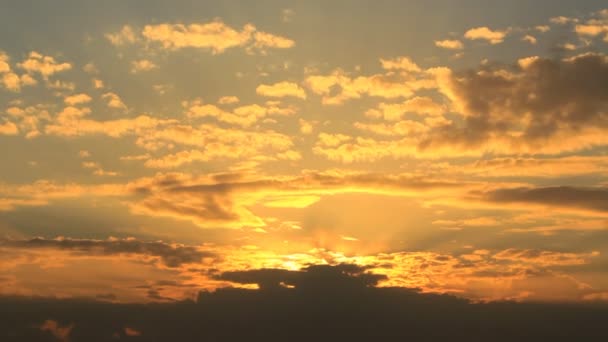 Timelapse puesta de sol con nubes hinchadas amarillas — Vídeos de Stock