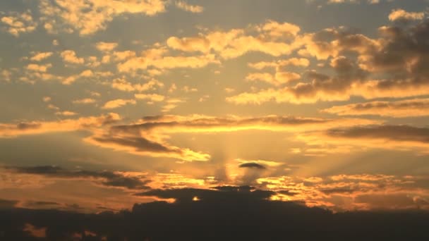 Timelapse zonsondergang met gele puffy wolken — Stockvideo