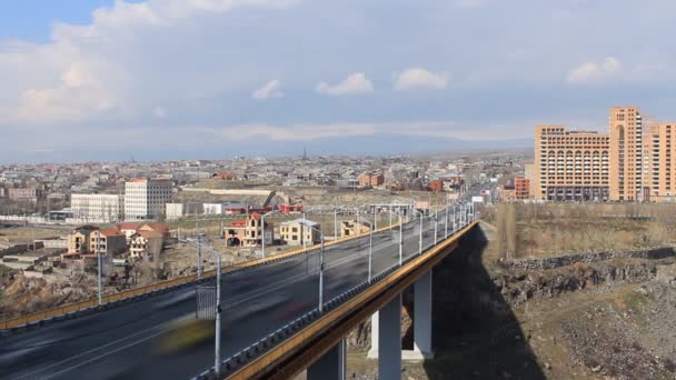 Timelapse, вид с высоты на большой мост — стоковое видео