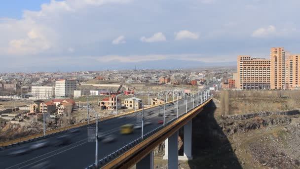 Timelapse, la vue de la hauteur sur le grand pont — Video