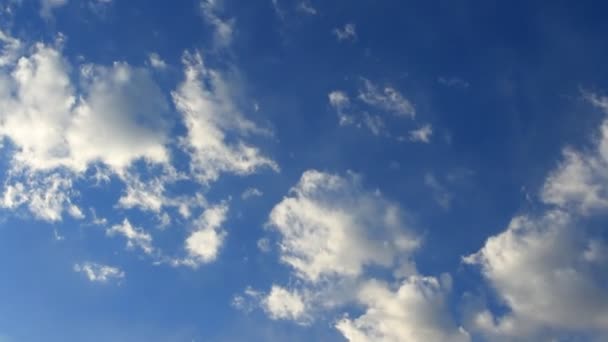 Čas zániku bílé nafouklé mraky — Stock video