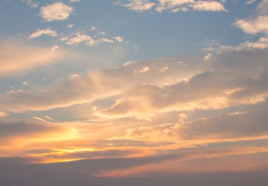 Beyaz, turuncu, kabarık bulutlar ile mavi, güzel gökyüzü