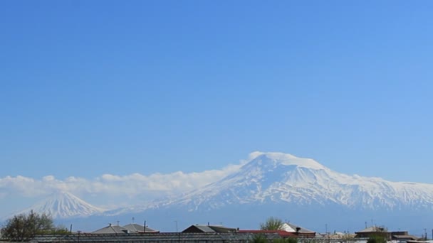 Timelapse niebieskie, szare chmury na tle niebieskiego nieba, domy i drzewa, wsi — Wideo stockowe