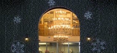 Taş kemer, parlak pul ile kaplı,