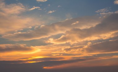 Beyaz, turuncu, kabarık bulutlar ile mavi, güzel gökyüzü