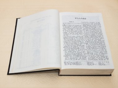 İncil beyaz kağıt üzerinde metin ile açık bir kitap gibi 
