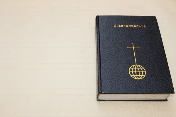 Siyah kapalı kitap İncil — Stok fotoğraf