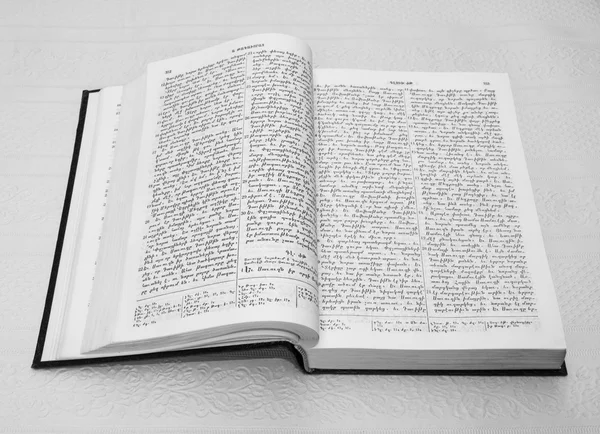 Biblia nyitott könyv szöveg fehér papíron — Stock Fotó