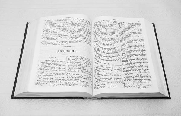 İncil beyaz kağıt üzerinde metin ile açık kitap — Stok fotoğraf