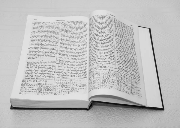 İncil beyaz kağıt üzerinde metin ile açık kitap — Stok fotoğraf