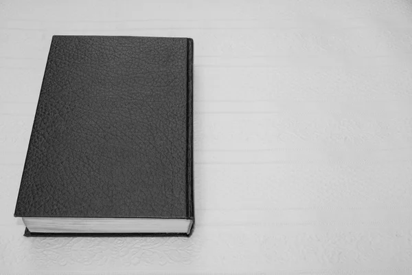 Черная закрытая книга — стоковое фото