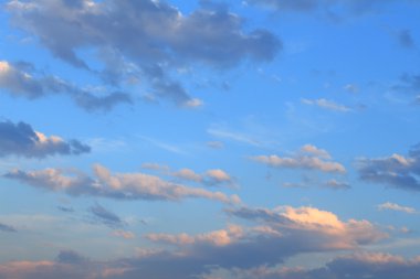 Mavi, güzel gökyüzü turuncu, gri bulutlar ile