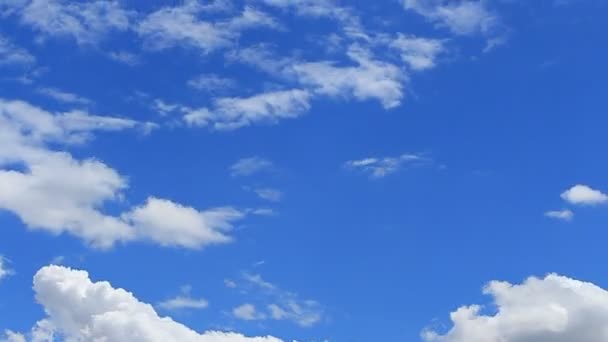 Time Lapse, movimiento blanco, gris, nubes hinchadas — Vídeos de Stock