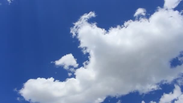 Time Lapse, movimiento blanco, gris, nubes hinchadas — Vídeo de stock