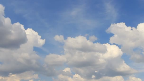 Time Lapse, movimiento blanco, gris, nubes hinchadas — Vídeos de Stock