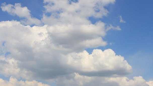 Zaman atlamalı, hareket beyaz, gri, kabarık bulutlar — Stok video