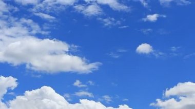 Zaman atlamalı, hareket beyaz, gri, kabarık bulutlar