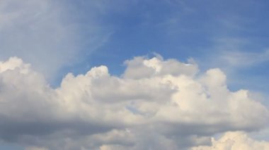 Zaman atlamalı, hareket beyaz, gri, kabarık bulutlar