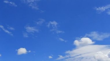 Zaman atlamalı, hareket beyaz, gri, kabarık bulutlar