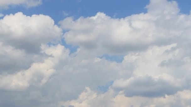 Time Lapse, movimiento blanco, gris, nubes hinchadas — Vídeos de Stock