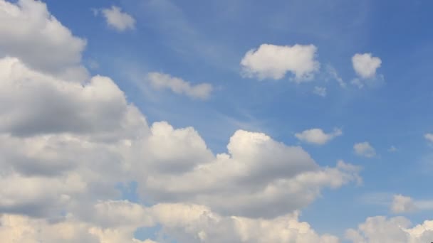 Zeitraffer, Bewegung weiß, grau, geschwollene Wolken — Stockvideo