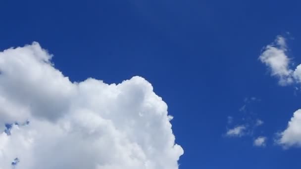 Time Lapse, movimiento blanco, gris, nubes hinchadas — Vídeos de Stock