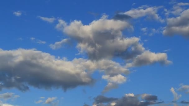 Time Lapse, movimiento gris, nubes azules oscuras — Vídeos de Stock