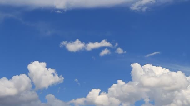 Zaman atlamalı, hareket beyaz, gri, kabarık bulutlar — Stok video