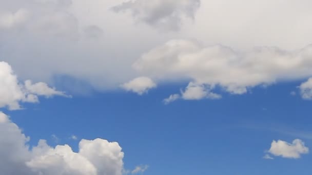 Zeitraffer, Bewegung weiß, grau, geschwollene Wolken — Stockvideo