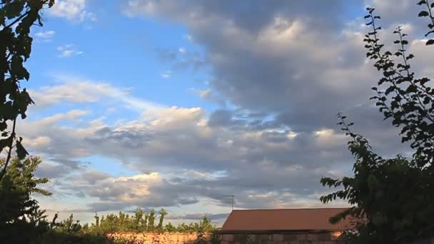 Timelapse beyaz, mavi, gri bulutlar — Stok video