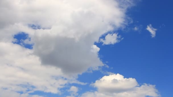 Time Lapse, movimento branco, cinza, nuvens inchadas no fundo céu azul — Vídeo de Stock