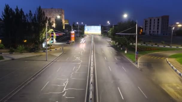 Гиперлапс 4К дорожного движения ночью — стоковое видео